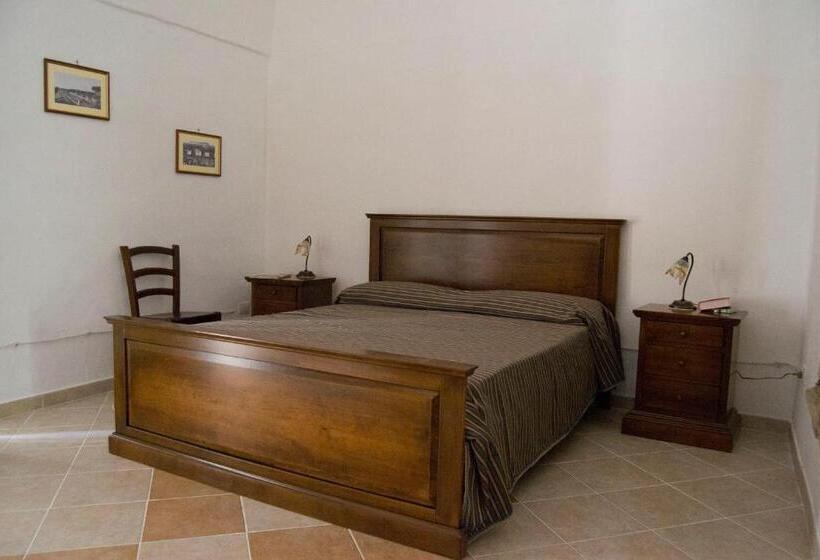 Standard Room, 100 Craste