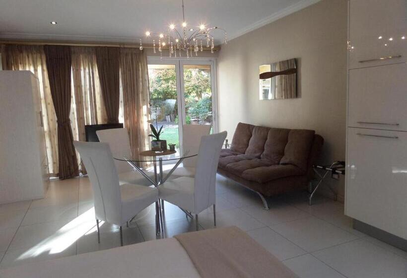 إستديو قياسى مطل على حمام السباحة, Kasa Nama