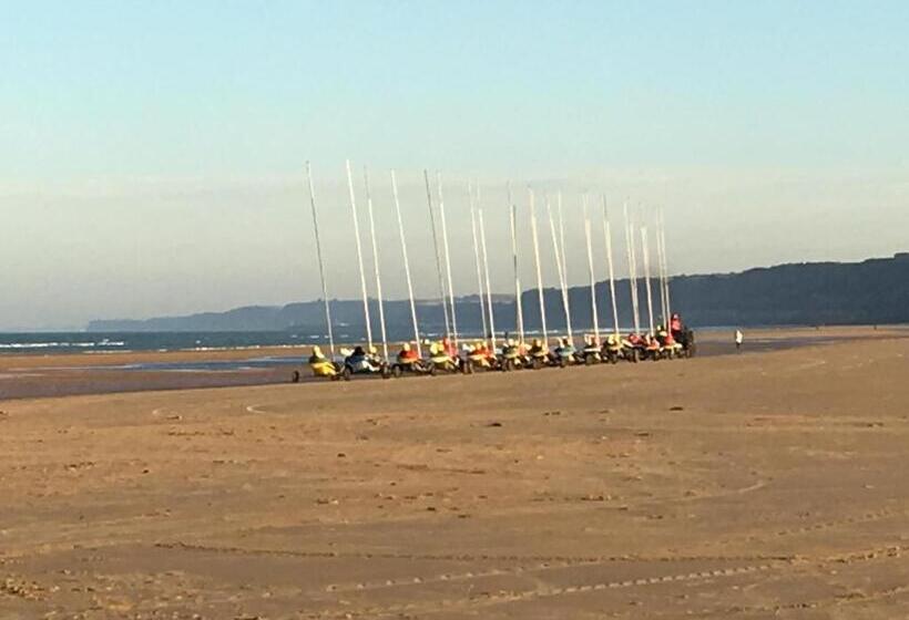 带花园景观的标准工作室, Studio Des Perriots