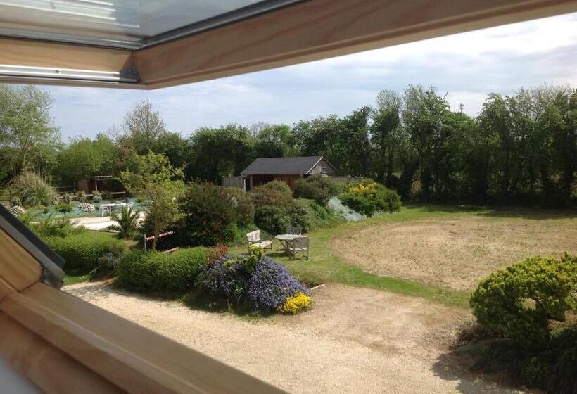 带花园景观的标准工作室, Studio Des Perriots