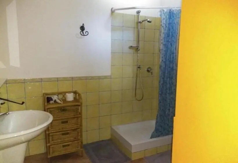 Classic Kolmen Hengen Huone, Entula