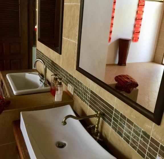 סוויטה משפחתית, Sang Tong Huts