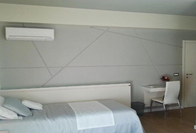 Трехместный Номер Стандарт с Балконом, B&b Diamante Raro