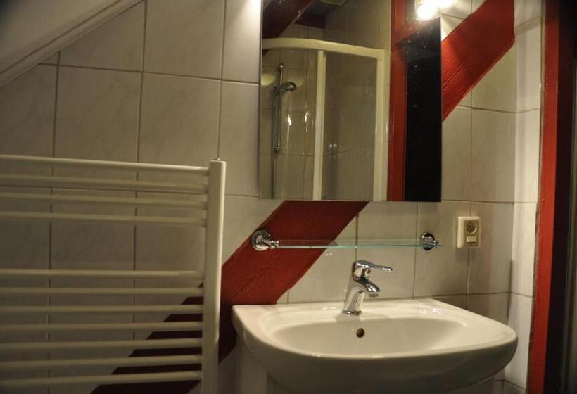 デラックストリプルルーム, De Hoge Peel