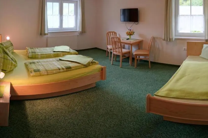 Habitació Triple Estàndard, Pension Maier