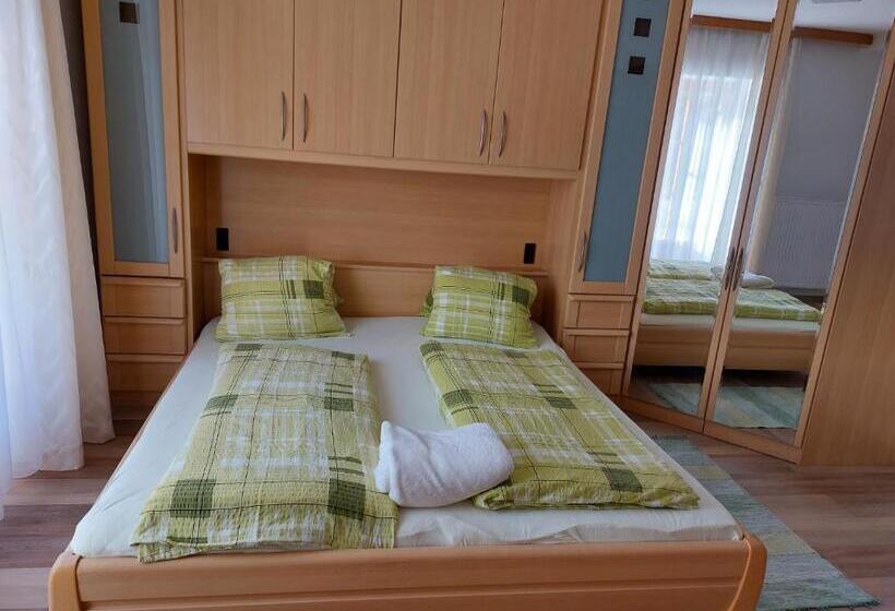 شقة غرفة واحدة, Pension Maier