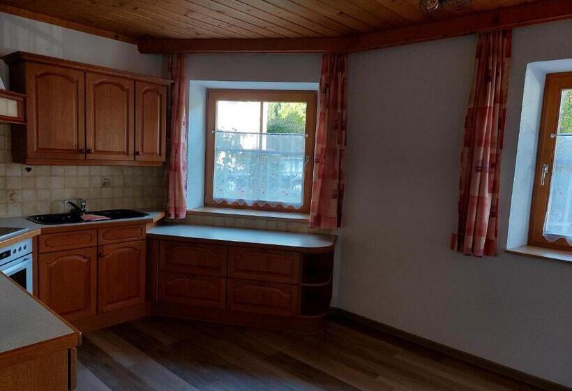 شقة غرفة واحدة, Pension Maier