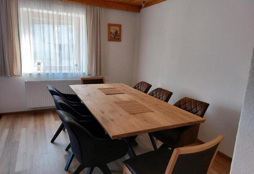 شقة غرفة واحدة, Pension Maier