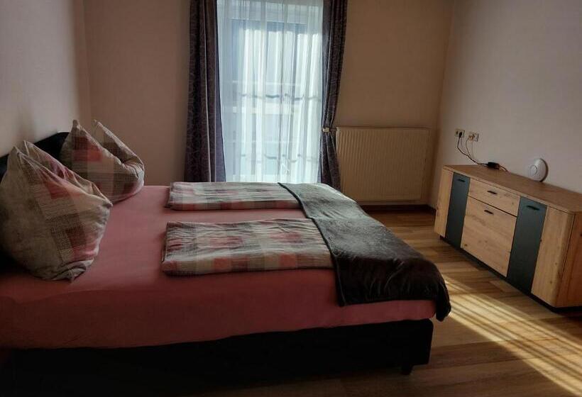 شقة غرفة واحدة, Pension Maier