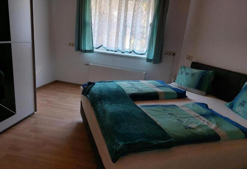 شقة غرفة واحدة, Pension Maier