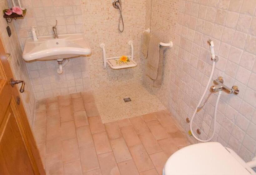 اتاق استاندارد با تخت بزرگ برای معلولان, Agriturismo Pompagnano