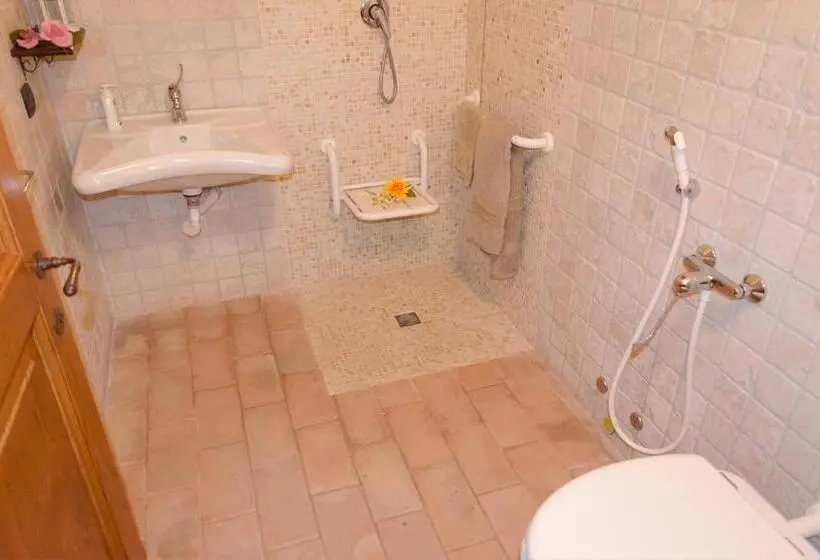 身障者適用キングサイズベッドルーム, Agriturismo Pompagnano