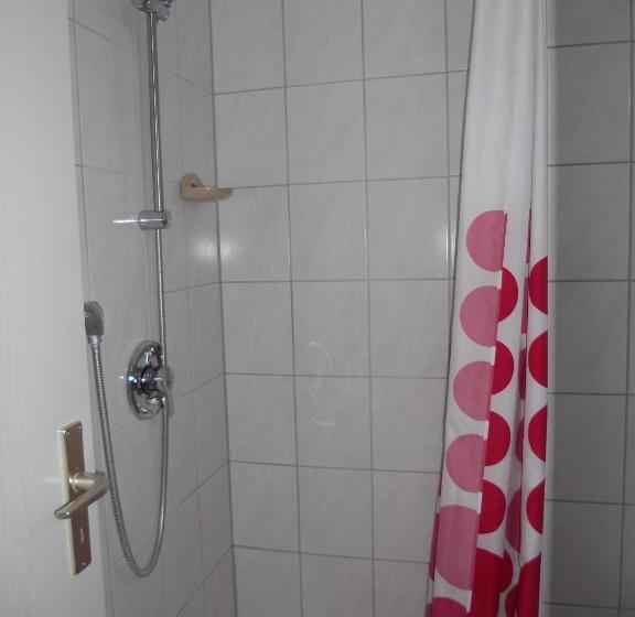 غرفة عائلية, Double Two Lodge