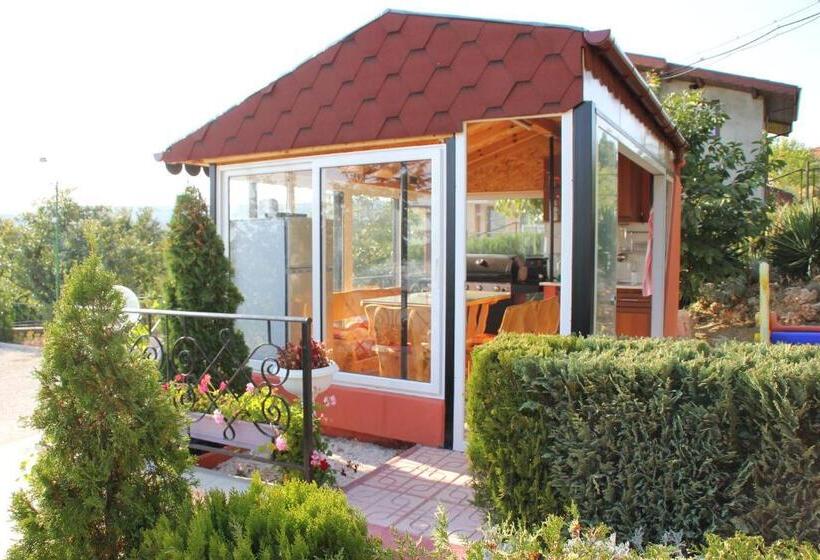 اتاق استاندارد سه نفره, Villa Summer House