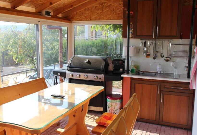 اتاق استاندارد سه نفره, Villa Summer House