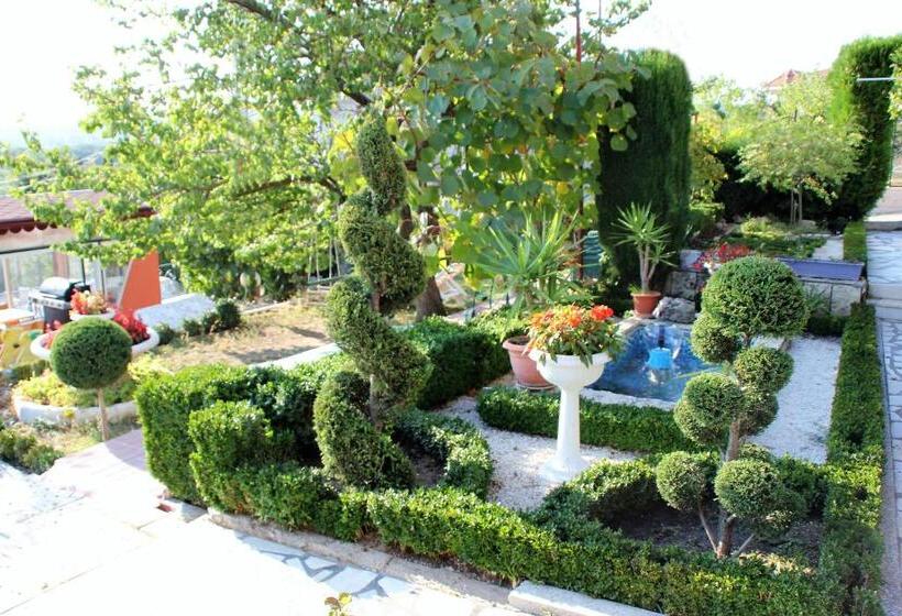 اتاق خانوادگی, Villa Summer House