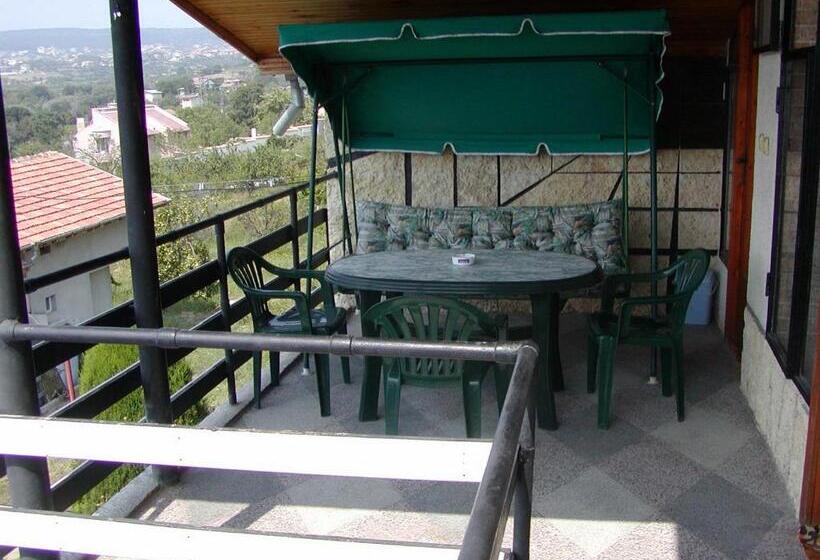 اتاق خانوادگی, Villa Summer House