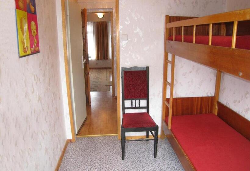 اتاق خانوادگی, Villa Summer House