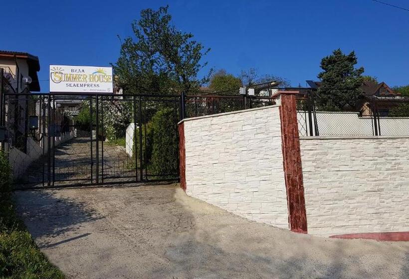 اتاق استاندارد سه تخته با چشمانداز باغ, Villa Summer House