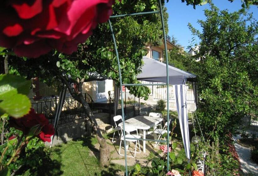 اتاق استاندارد سه تخته با چشمانداز باغ, Villa Summer House