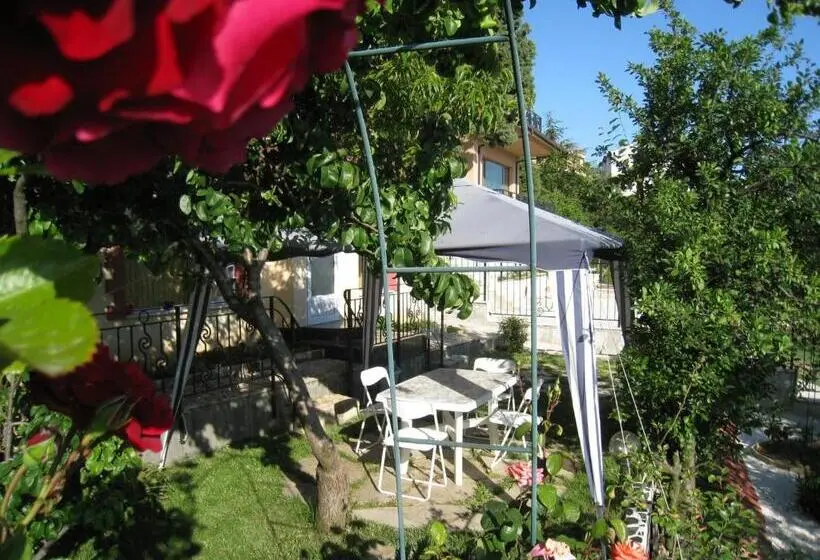 اتاق استاندارد سه تخته با چشم‌انداز باغ, Villa Summer House