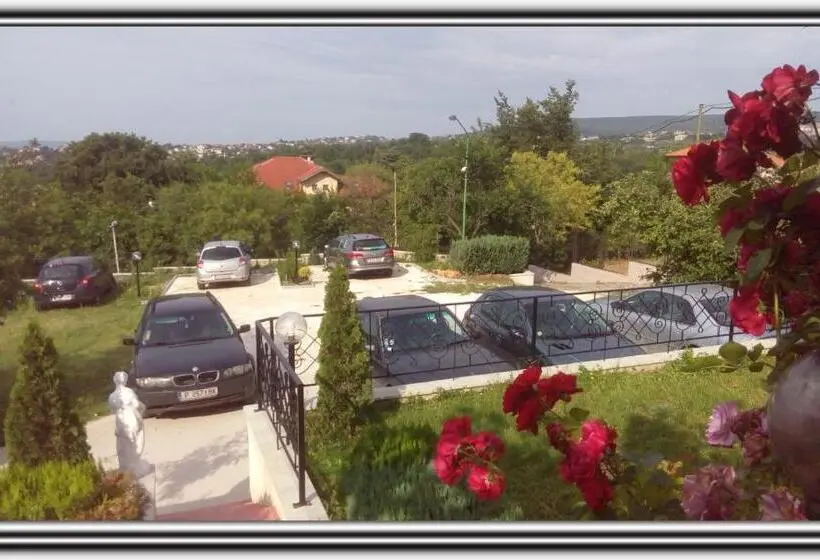 اتاق استاندارد سه تخته با چشم‌انداز باغ, Villa Summer House