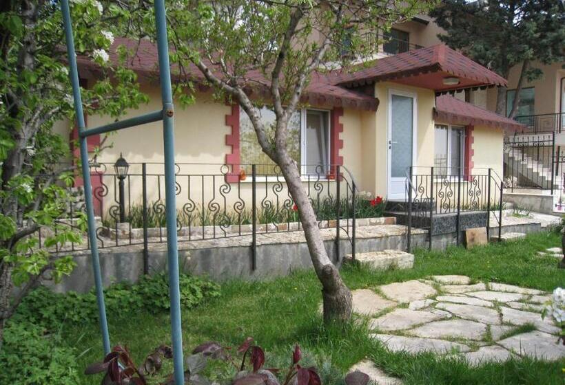 اتاق استاندارد سه تخته با چشمانداز باغ, Villa Summer House