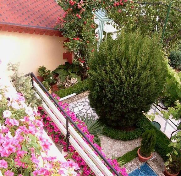 اتاق استاندارد سه تخته با چشم‌انداز باغ, Villa Summer House