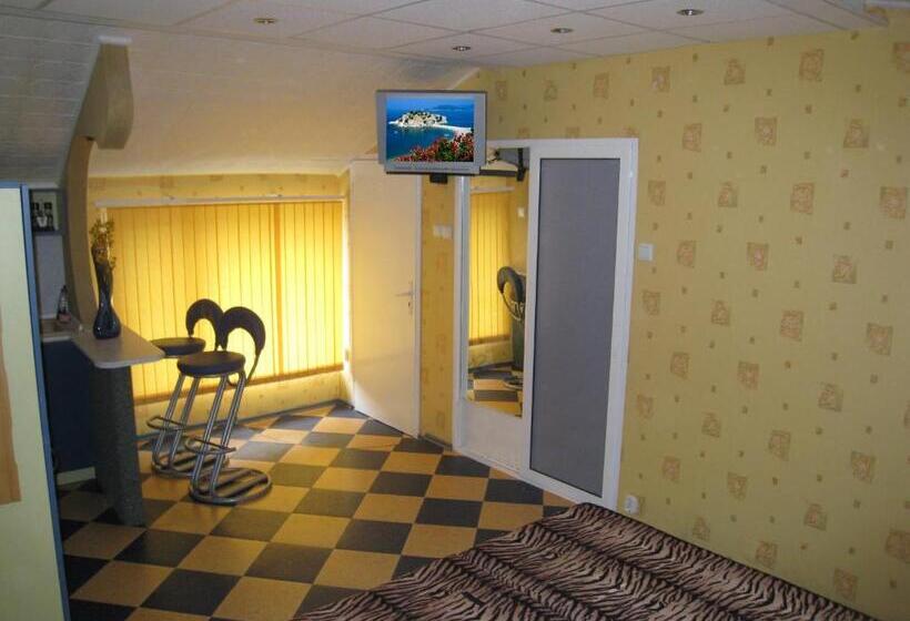 اتاق استاندارد سه تخته با چشمانداز باغ, Villa Summer House