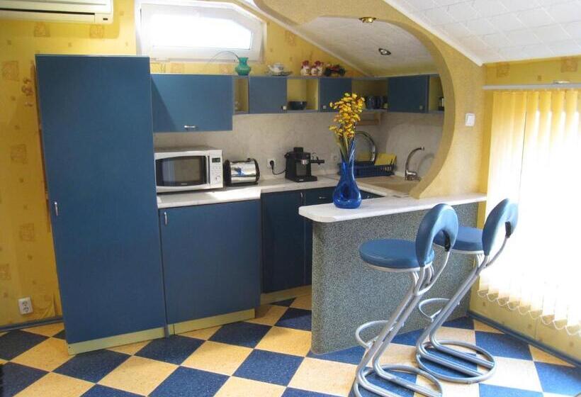 اتاق استاندارد سه تخته با چشمانداز باغ, Villa Summer House