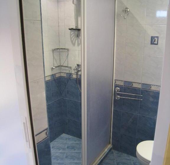 اتاق استاندارد سه تخته با چشم‌انداز باغ, Villa Summer House