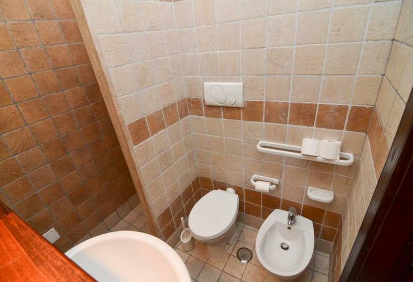 غرفة كلاسيكية ثلاثية, Bed And Breakfast Europa