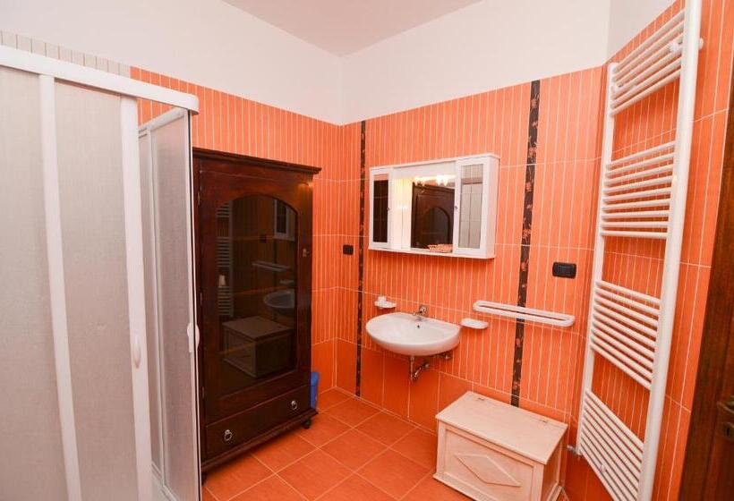 Стандартный внешний трехместный номер с ванной комнатой, Bed And Breakfast Europa