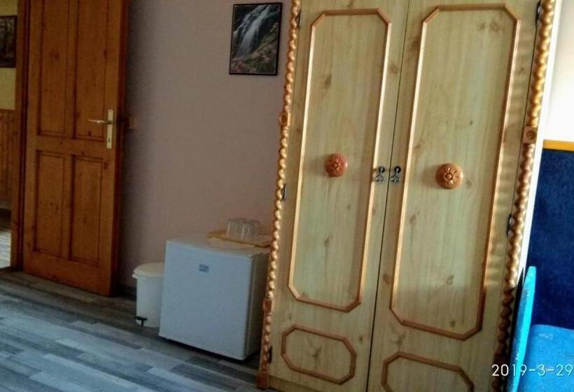 اتاق استاندارد چهار تخته, Czakó Vendégház és Nyaralóudvar