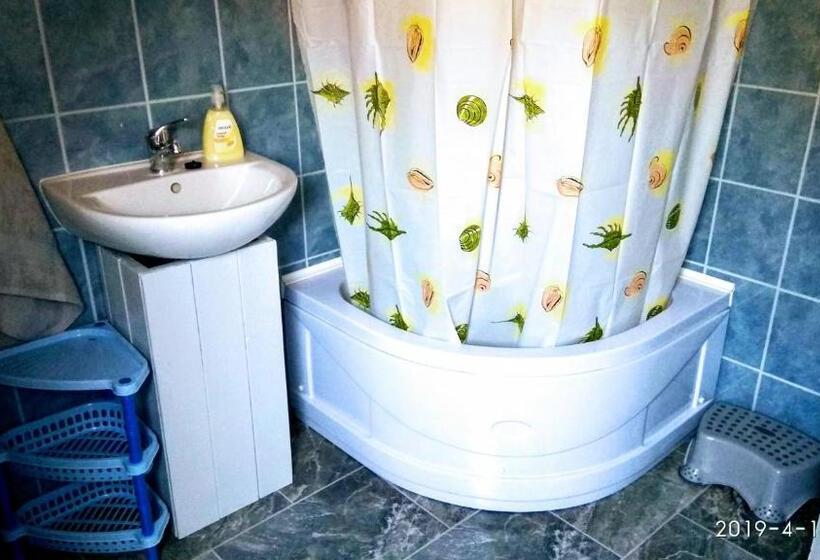 اتاق خانوادگی با چشمانداز باغ, Czakó Vendégház és Nyaralóudvar