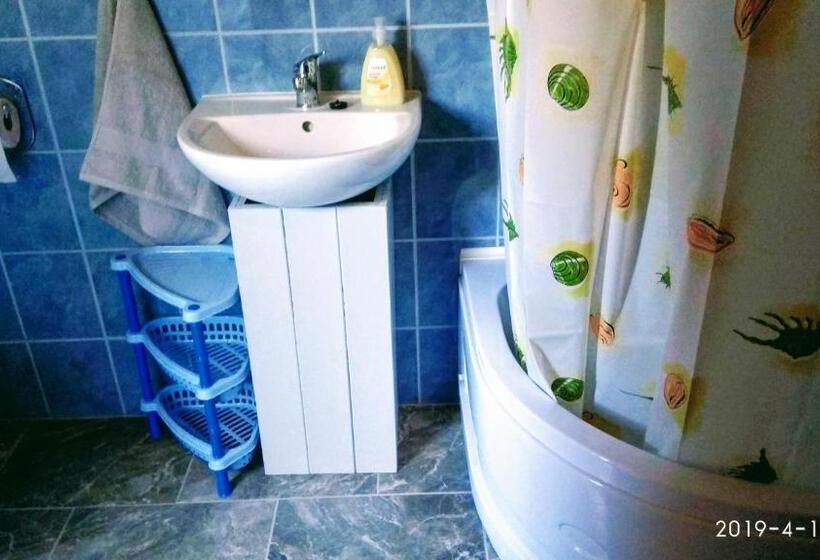 اتاق خانوادگی با چشمانداز باغ, Czakó Vendégház és Nyaralóudvar