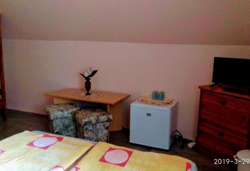 اتاق خانوادگی با چشم‌انداز باغ, Czakó Vendégház és Nyaralóudvar