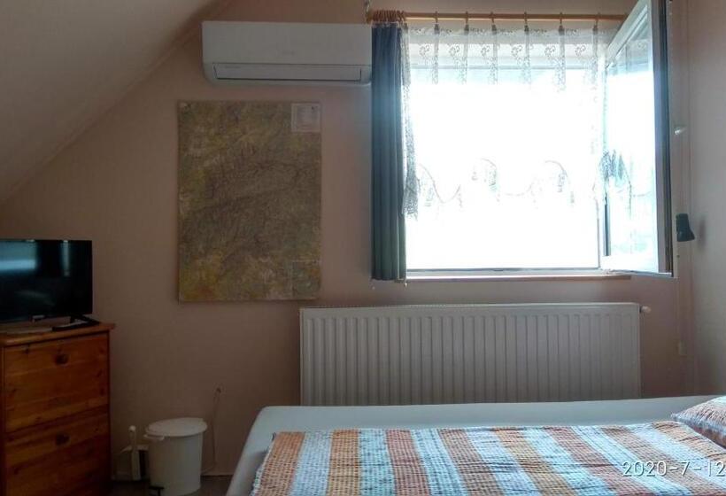 اتاق خانوادگی با چشمانداز باغ, Czakó Vendégház és Nyaralóudvar