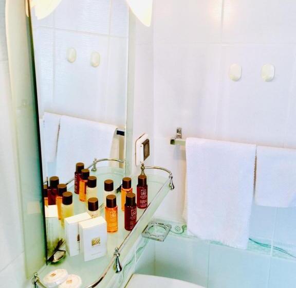 标准三人间, Red House Family