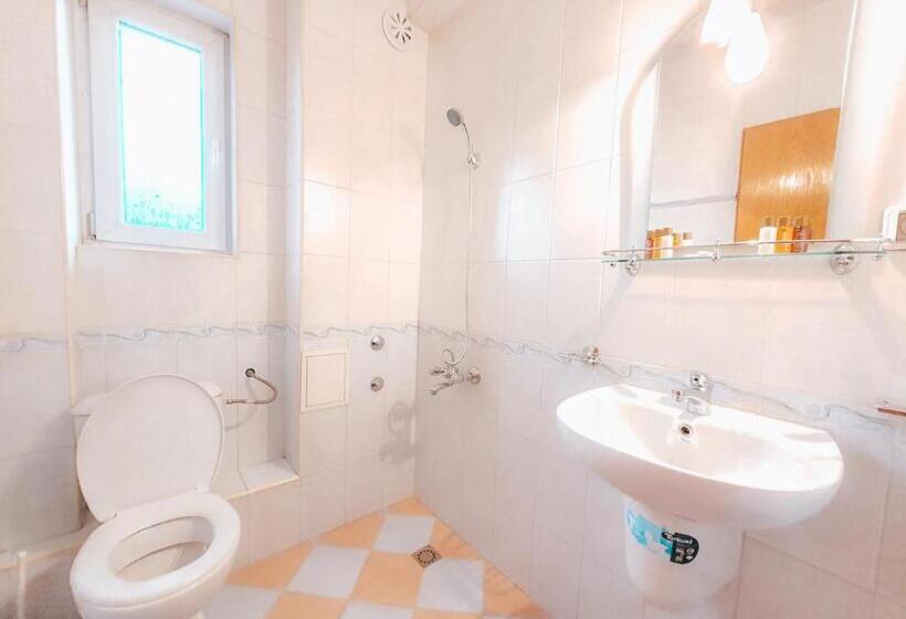 标准三人间, Red House Family