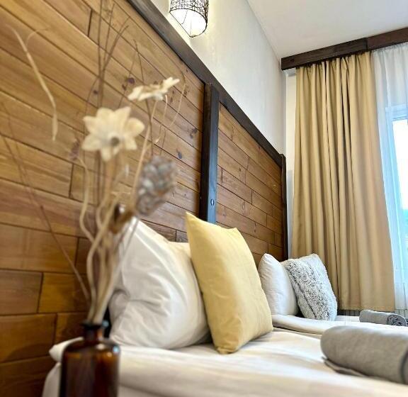 标准三人间, Red House Family