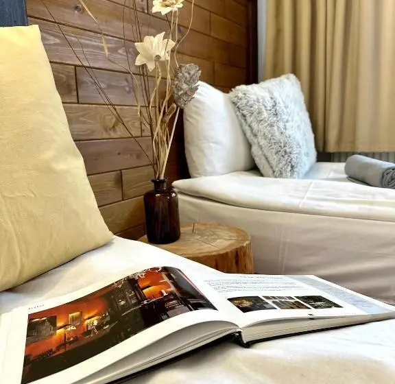 اتاق استاندارد سه نفره, Red House Family