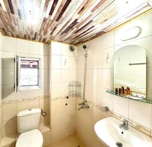 标准间, Red House Family