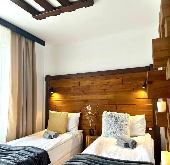 低层单卧公寓, Red House Family