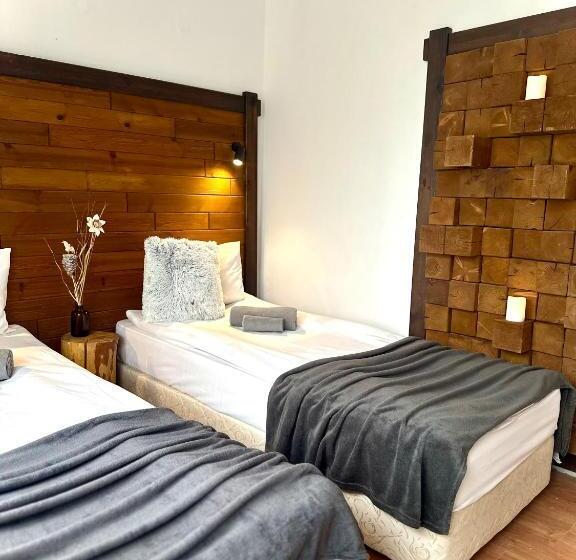 低层单卧公寓, Red House Family