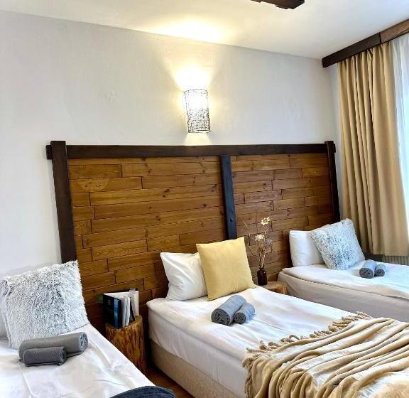 标准三人间, Red House Family