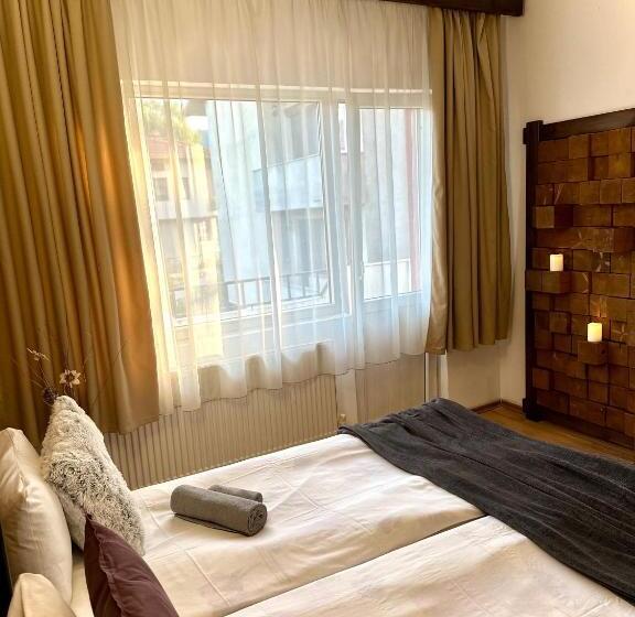 标准三人间, Red House Family