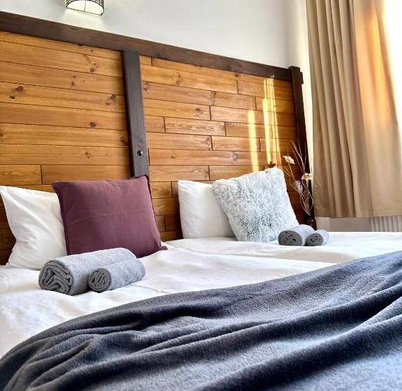 标准三人间, Red House Family