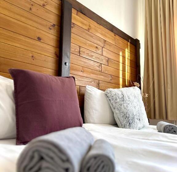 标准三人间, Red House Family