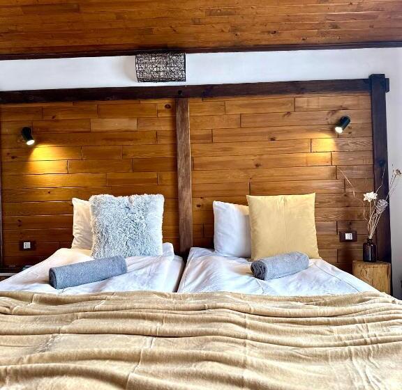 标准间, Red House Family